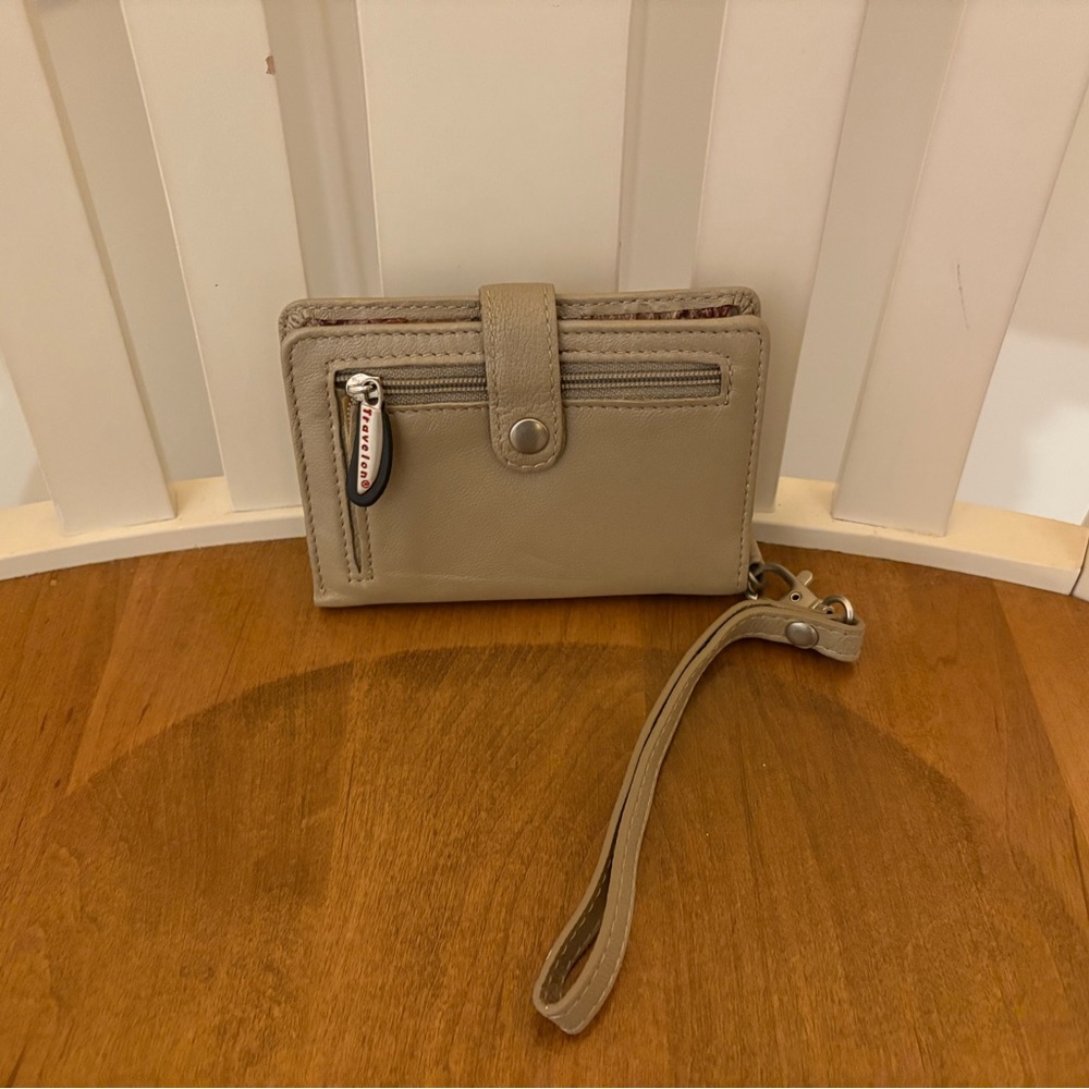 TRAVELON Travel Easier Leather Wristlet Wallet (2008) Beige, NIB